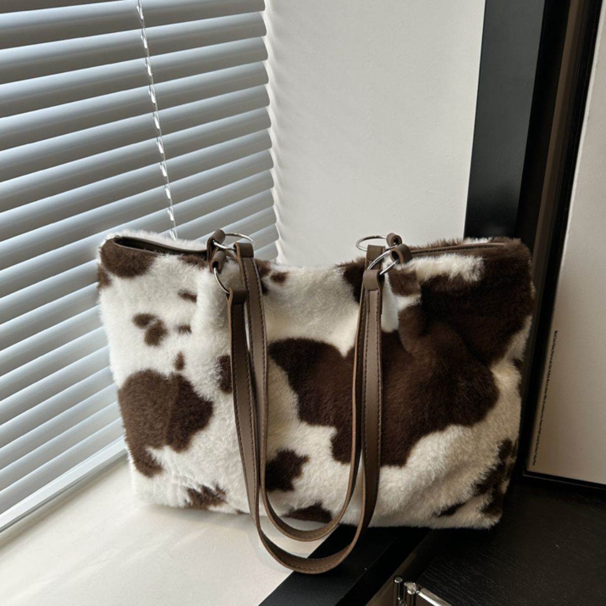 Cow Print Furry Tote Bag - Delanoir