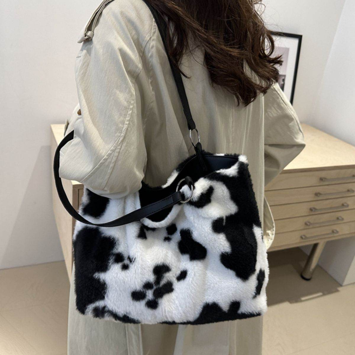 Cow Print Furry Tote Bag - Delanoir