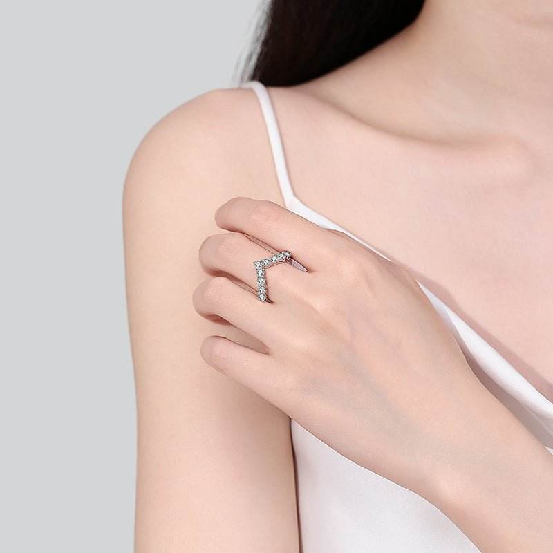 925 Sterling Silver Moissanite V Shape Ring - Delanoir