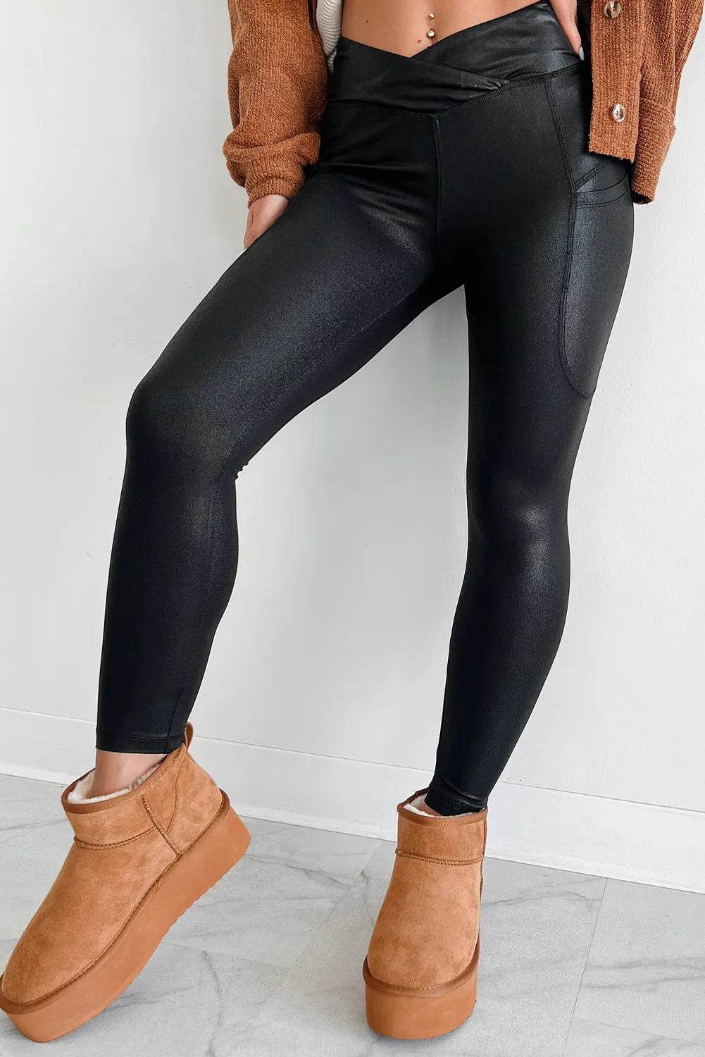 Pocketed V-Cut Waist Leggings - Delanoir