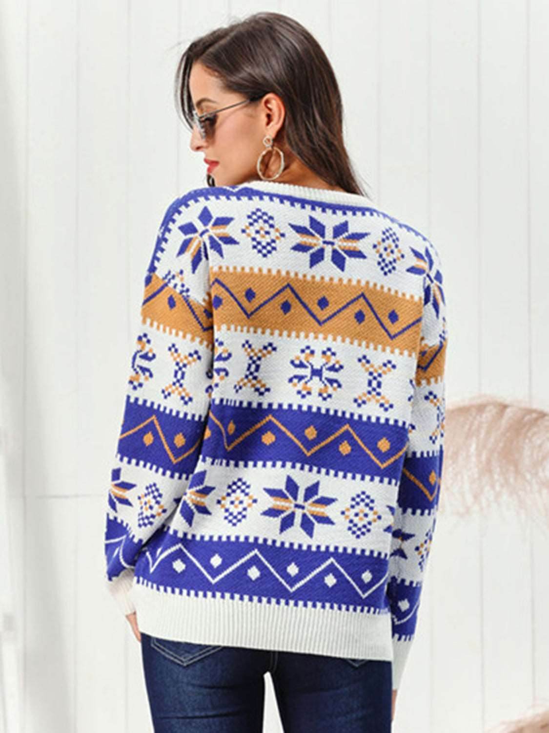 Snowflake Pattern Round Neck Sweater - Delanoir