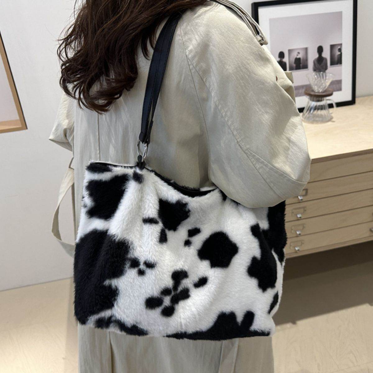 Cow Print Furry Tote Bag - Delanoir
