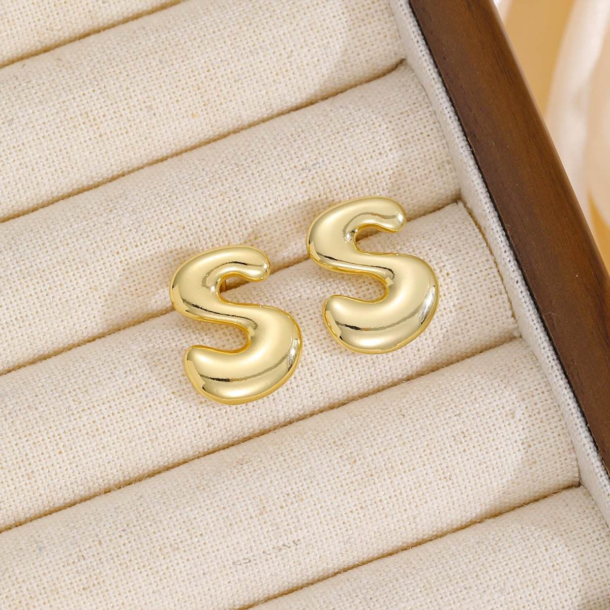 18K Gold-Plated Bubble Letter Stud Earrings - Delanoir