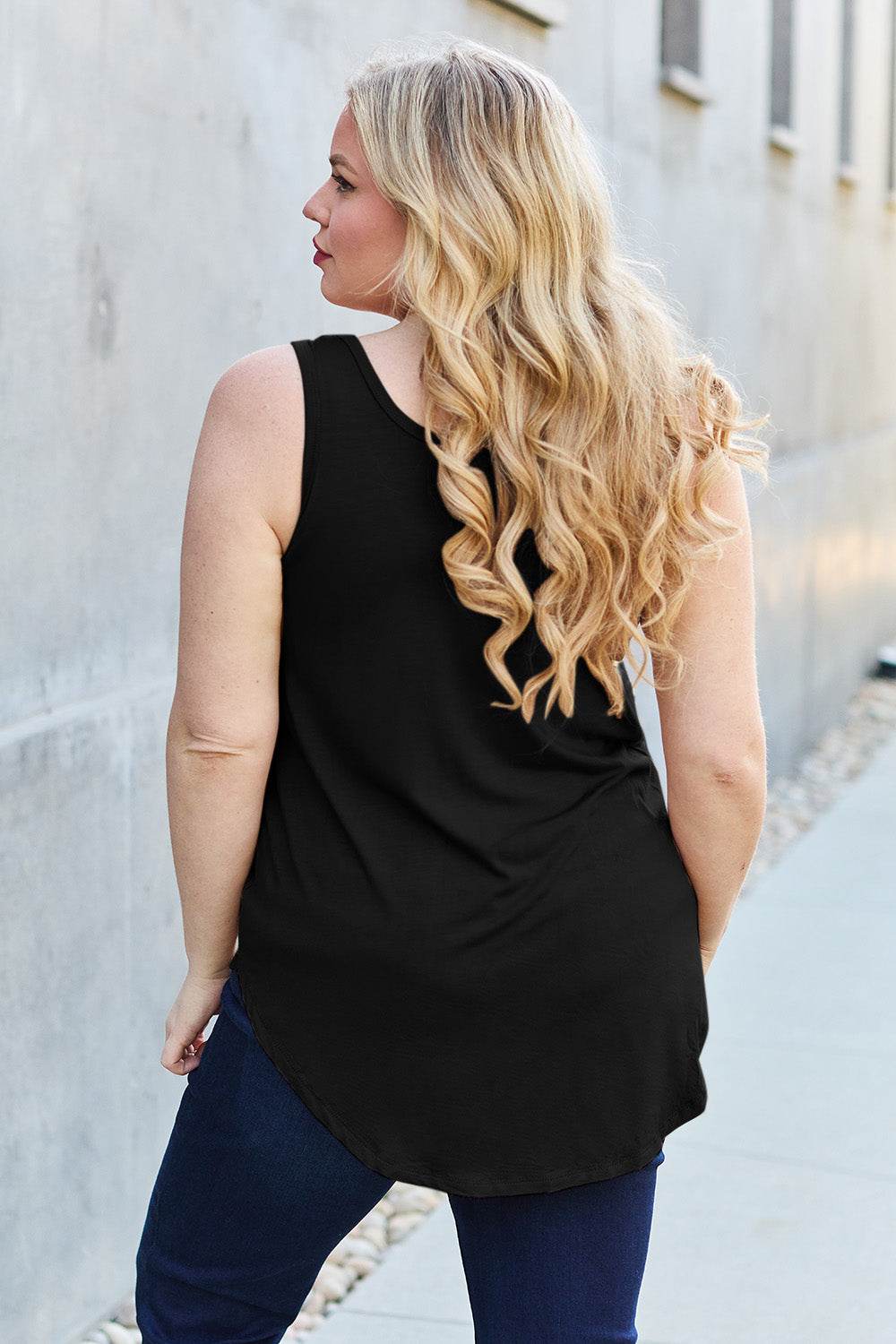 Basic Bae Full Size Round Neck Curved Hem Tank - Delanoir