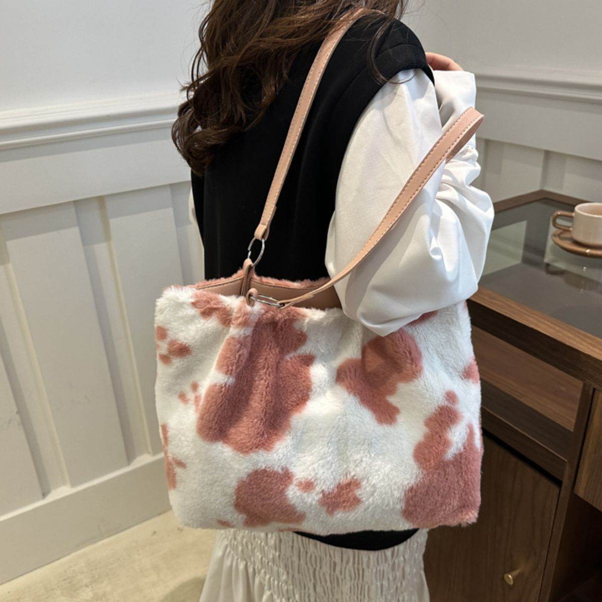 Cow Print Furry Tote Bag - Delanoir