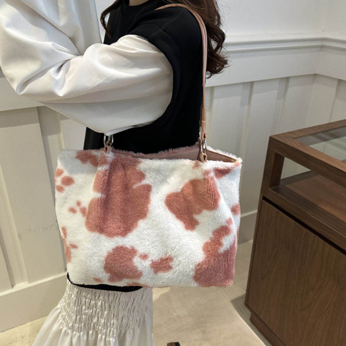Cow Print Furry Tote Bag - Delanoir
