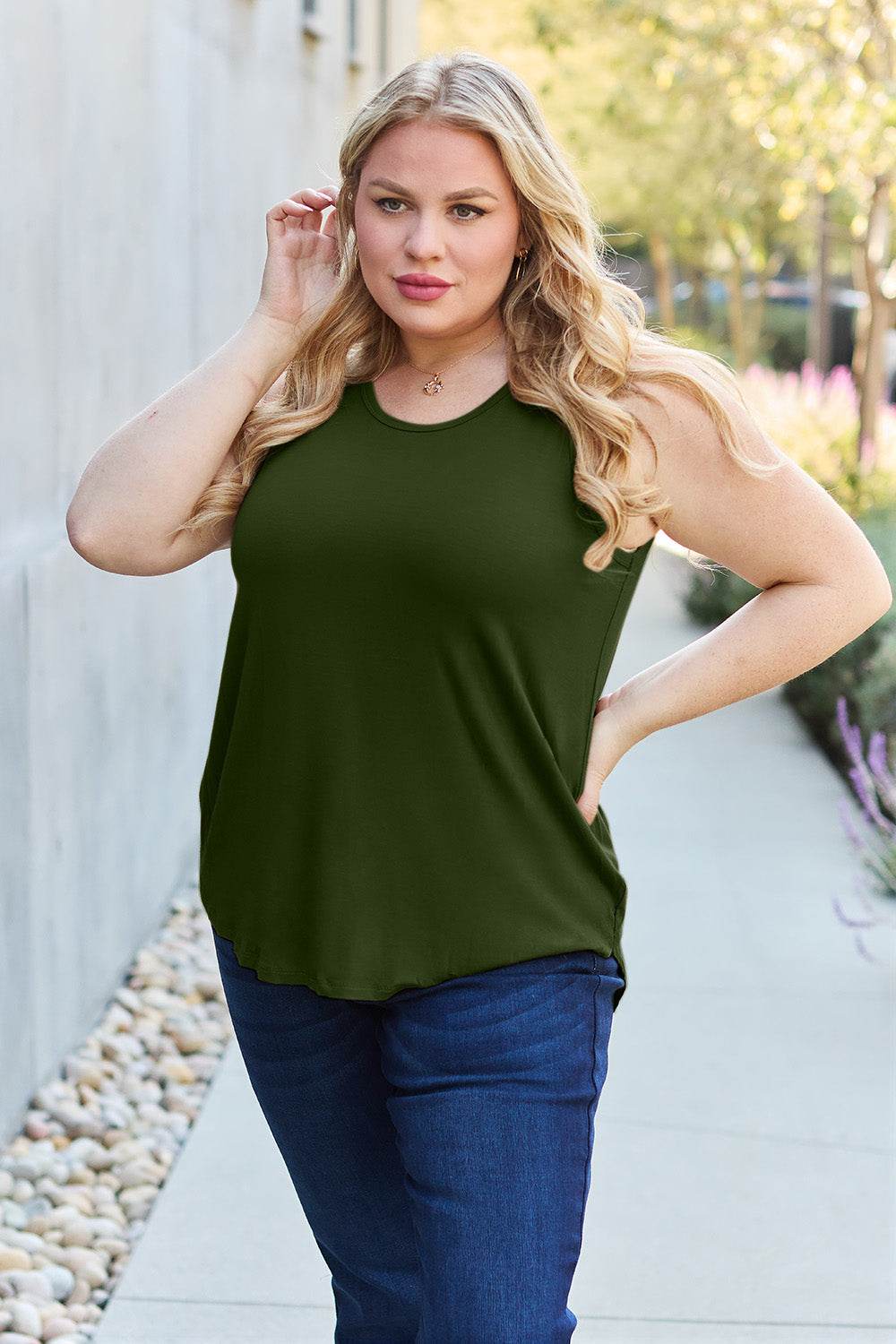 Basic Bae Full Size Round Neck Curved Hem Tank - Delanoir