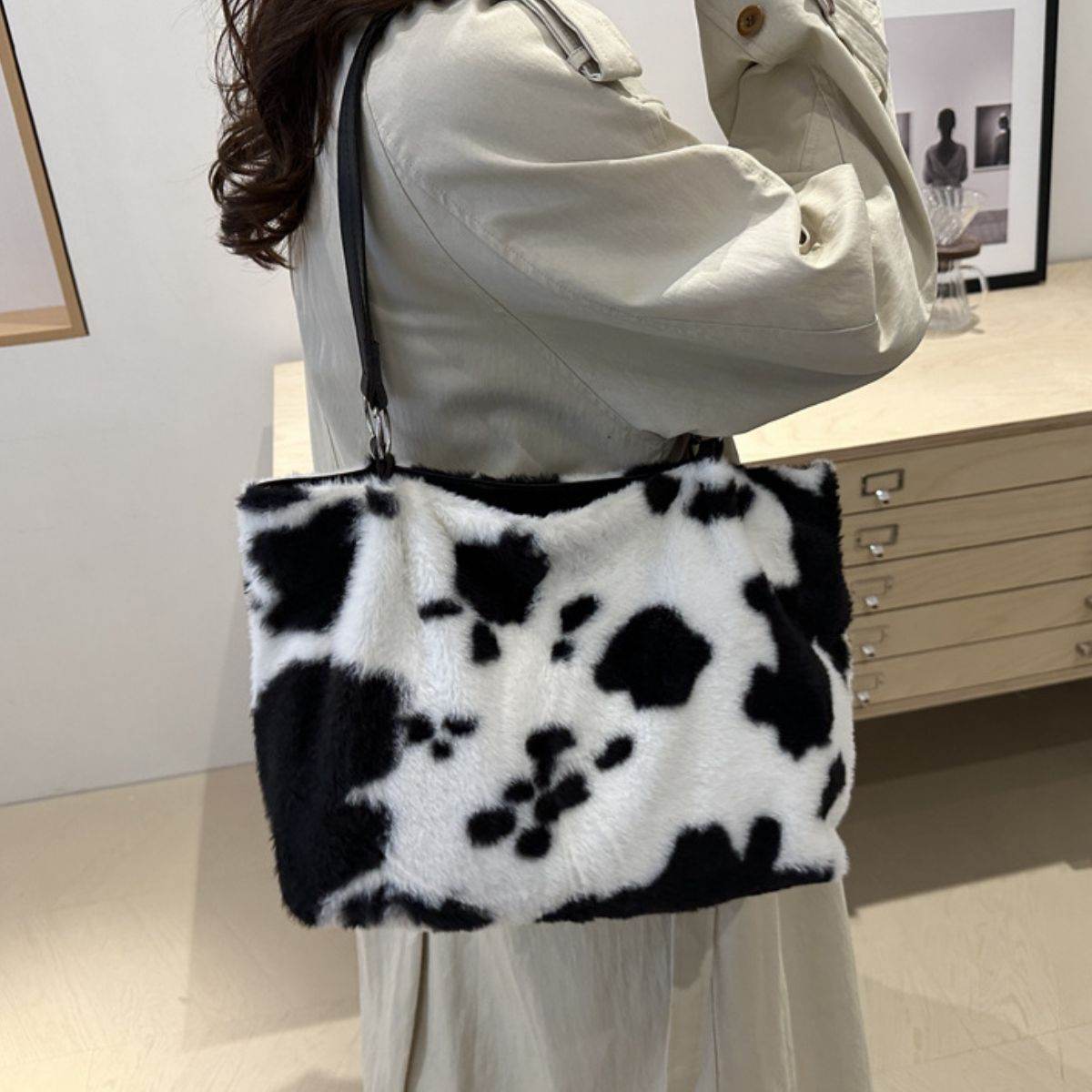 Cow Print Furry Tote Bag - Delanoir